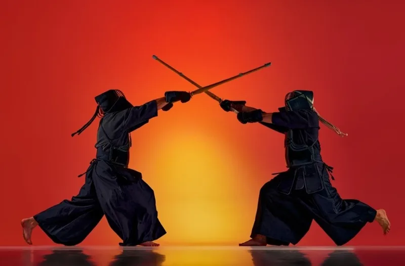 Kiếm thủ rèn luyện cùng thanh kiếm tre Shinai.